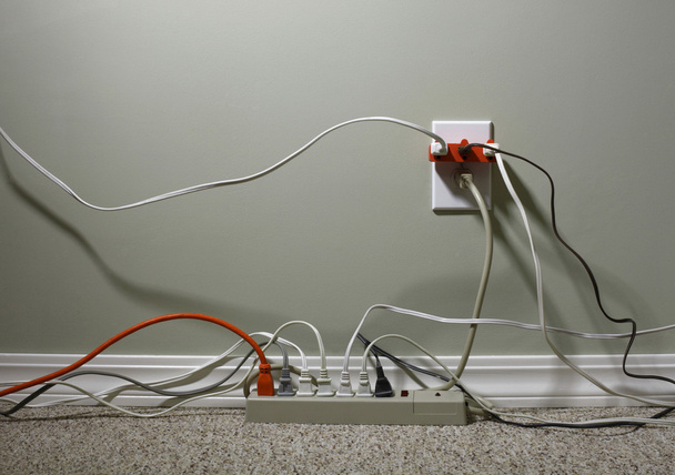 Elektrické zásuvky přetížený s dráty - Fotografie, Obrázek