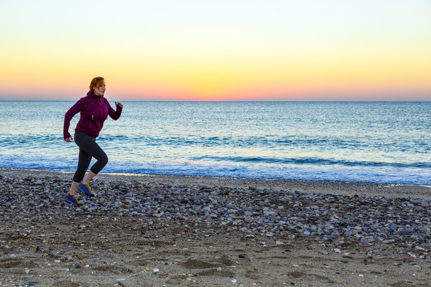Nuori nainen lenkkeily Seafront Making Morning Fitness
 - Valokuva, kuva