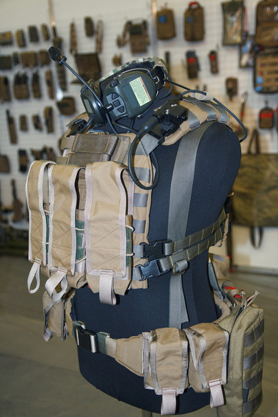 Körperpanzer, Taschen und Radio auf einer Schaufensterpuppe. Waffen - Foto, Bild