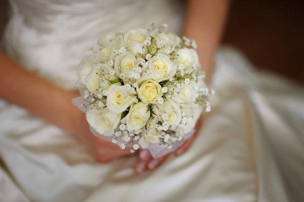 Mariée tenant bouquet de mariage dans sa main
 - Photo, image