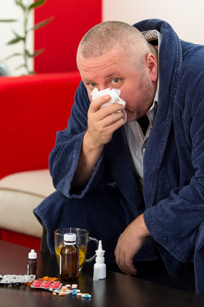 Paciente adulto con resfriado y alivio de la enfermedad gripal
 - Foto, imagen