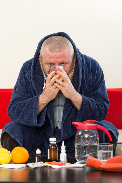 Hombre enfermo que usa pijama que sufre de resfriado y el virus de la gripe de invierno que tiene medicina
 - Foto, imagen
