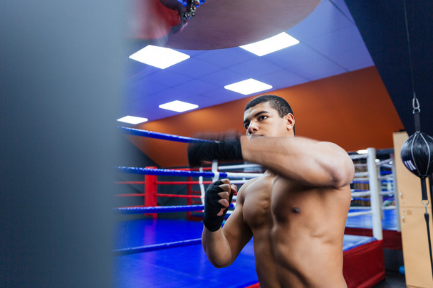 Boxer gyakorlása a sebesség-bag - Fotó, kép