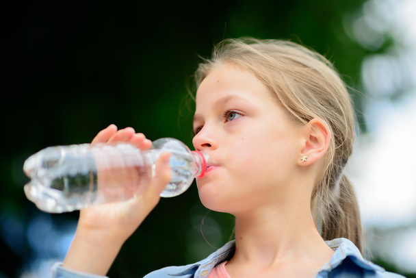 屋外水を飲む女の子 - 写真・画像