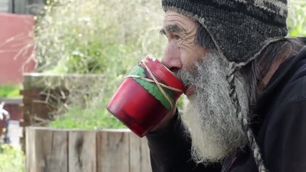 real homeless drinking hot tea - Záběry, video