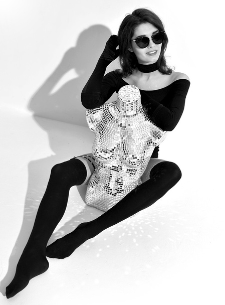 Young fashion brunette girl in sunglasses with modern statue man - Foto, Bild