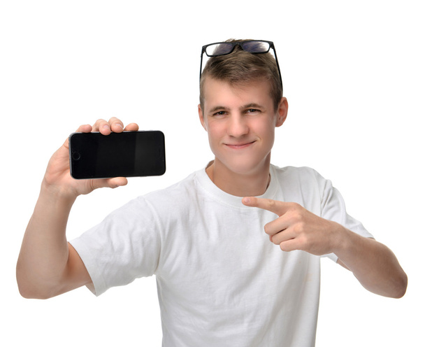 幸せな若い男が空白の scr の移動式携帯電話の表示します。 - 写真・画像