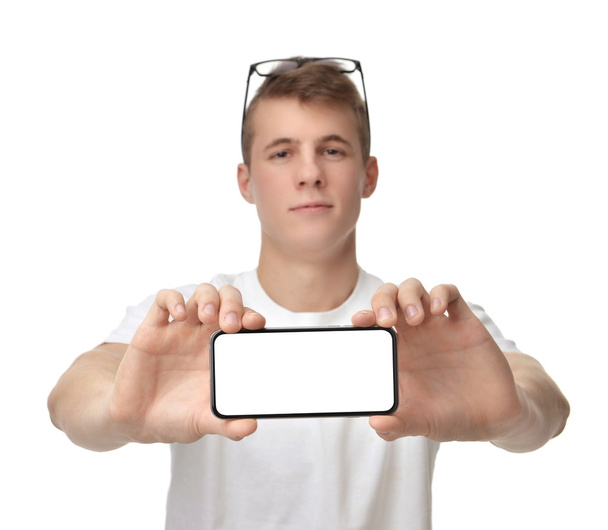 Feliz joven mostrar la pantalla del teléfono celular móvil con scr en blanco
 - Foto, imagen
