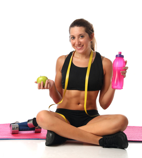 Счастливая молодая женщина с ее фитнес-оборудования
 - Фото, изображение
