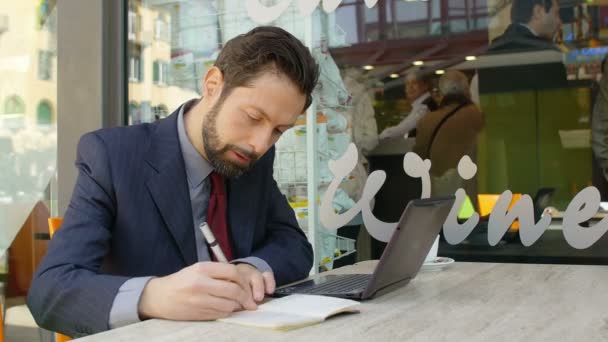 hombre de negocios en el trabajo con portátil y bloc de notas sentado en la mesa de una cafetería
 - Imágenes, Vídeo