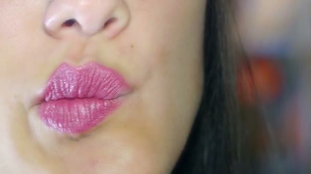 woman putting lipstick on her lips - Materiał filmowy, wideo