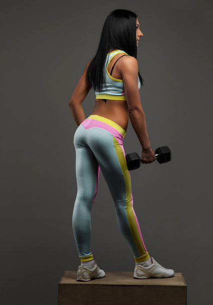 Siyah saçlı seksi fitness kadın - Fotoğraf, Görsel