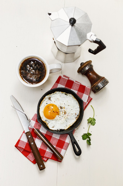 desayuno con huevos fritos y café  - Foto, imagen