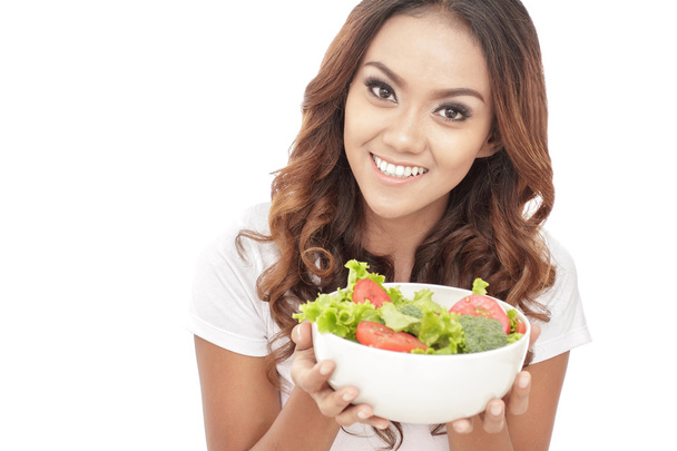 Frau hält Schale mit gesundem Salat in der Hand - Foto, Bild