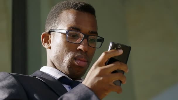 elegant businessman using smartphone - Materiał filmowy, wideo