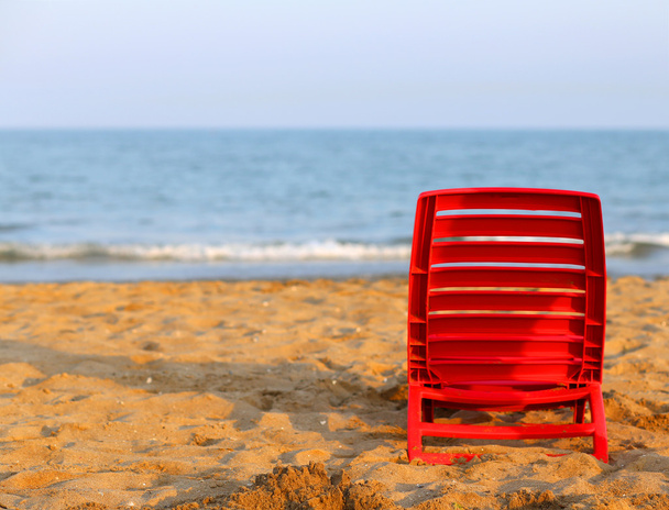Пляжний стілець біля моря
 - Фото, зображення