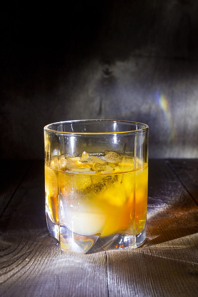 стакан виски со льдом - Фото, изображение