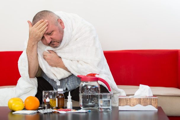 Nemocný muž pyžama utrpení zima a zimní chřipkový virus s léky - Fotografie, Obrázek