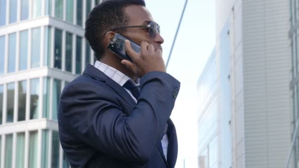 businessman talking at mobile phone - Πλάνα, βίντεο