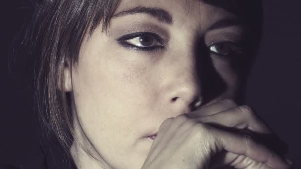 καταθλιπτική γυναίκα προσεύχεται - Πλάνα, βίντεο