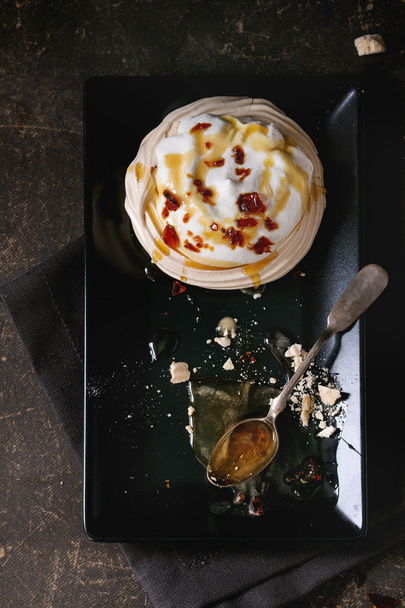 Pavlova dessert with caramel - Foto, Imagen
