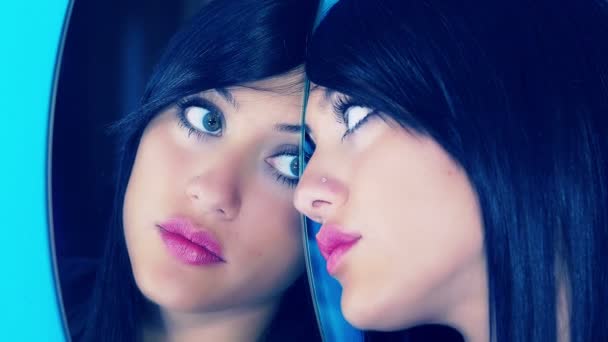 Mujer mirándose en el espejo
 - Metraje, vídeo