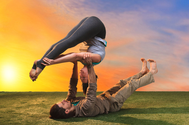 A két ember csinál jóga gyakorlatok - Fotó, kép