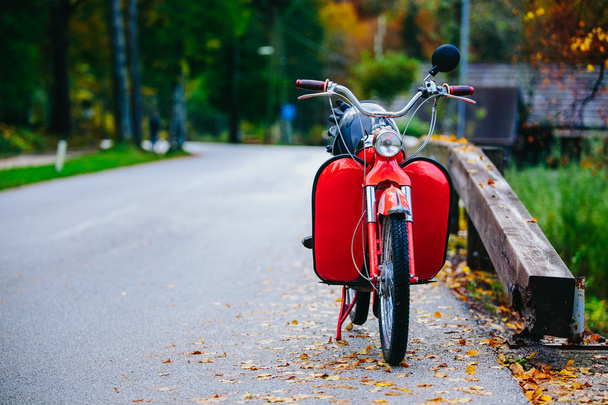 Vintage punainen skootteri moottoripyörä lähellä Bohinj Lake, Slovenia. Värikäs syksyn kohtaus
. - Valokuva, kuva