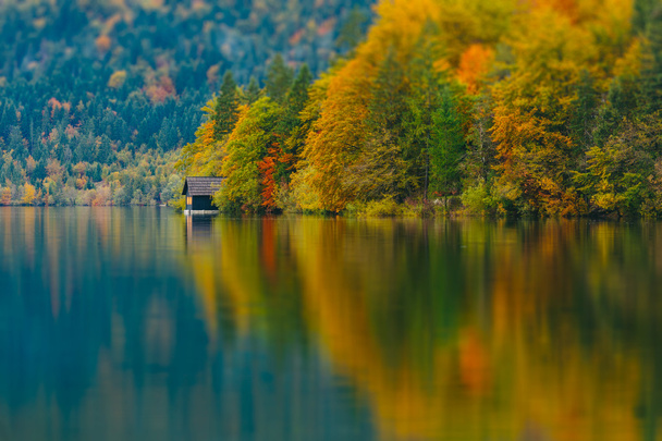 atemberaubende Landschaft aus Bergen, Wäldern und See mit farbenfrohen Spiegelungen. Bohinj See, Slowenien, Europa. Triglav-Nationalpark. - Foto, Bild