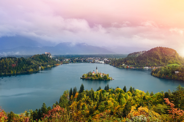 Захватывающий дух воздушный панорамный вид на озеро Блед, Словения, Европа (Осойница)
) - Фото, изображение