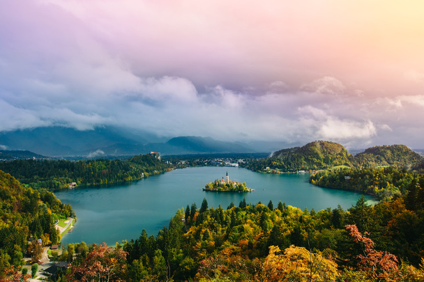 Захватывающий дух воздушный панорамный вид на озеро Блед, Словения, Европа (Осойница)
) - Фото, изображение