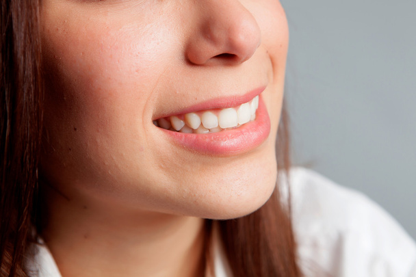 Girl smilig with white teeth - Foto, imagen