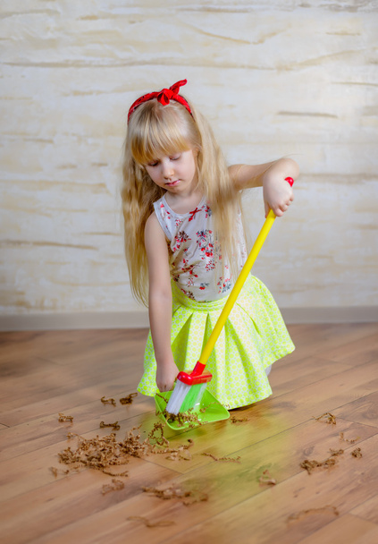 Mooi blond meisje schoonmaken van het huis - Foto, afbeelding