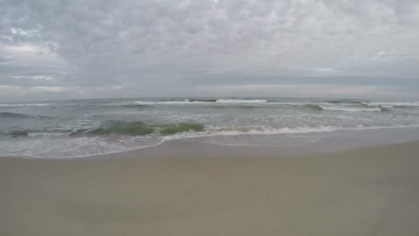 Ondas movendo-se na costa arenosa, lapso de tempo 4K
 - Filmagem, Vídeo