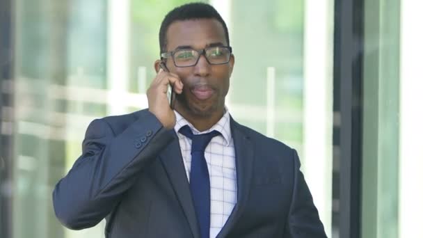 businessman having a phone call - Materiaali, video