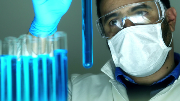 Científico trabajando en un laboratorio - Imágenes, Vídeo