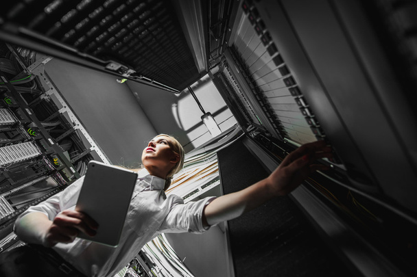 junge Ingenieurin Geschäftsfrau im Serverraum - Foto, Bild