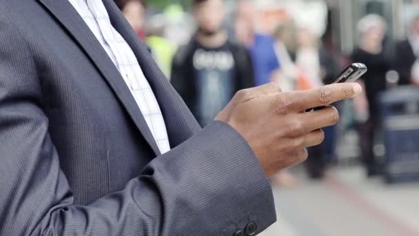 black businessman using smartphone - Séquence, vidéo