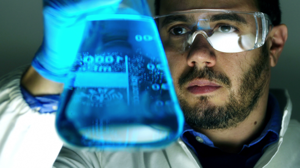 επιστήμονας κατά την εργασία με ένα ποτήρι ζέσεως  - Πλάνα, βίντεο