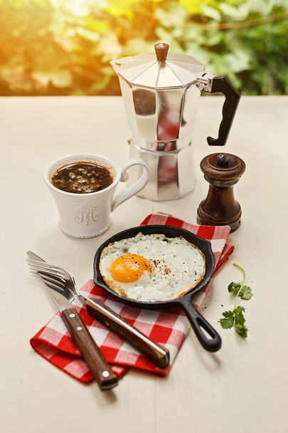 Instagram buscando imagen de desayuno con huevos fritos y café
  - Foto, imagen