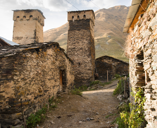 Grúz Svaneti tornyok és tönkre a középkorban védekező rendszer - Fotó, kép