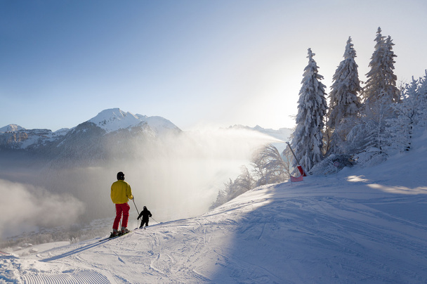 スキーヤーのグルノーブル、フランスでゲレンデにオフに設定 - 写真・画像