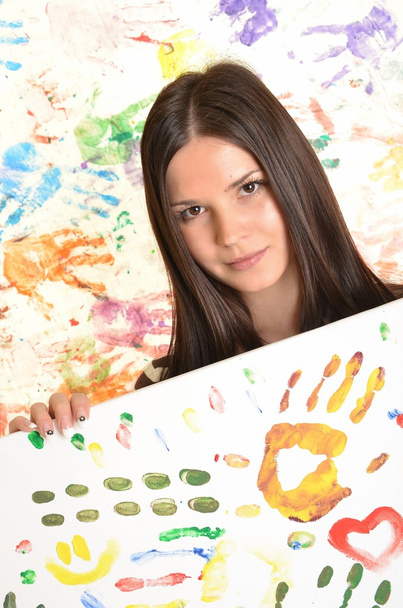 Tyttö käsin maalattu värikkäitä maaleja valmis käsin tulostaa
 - Valokuva, kuva