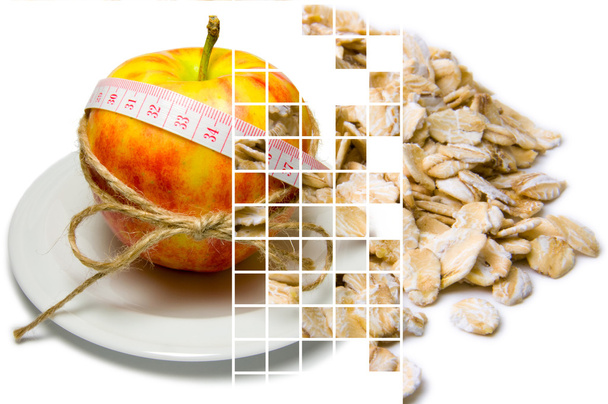 Collage aus Äpfeln, die Maßband umgeben und mit Bindfäden gebunden sind - Foto, Bild