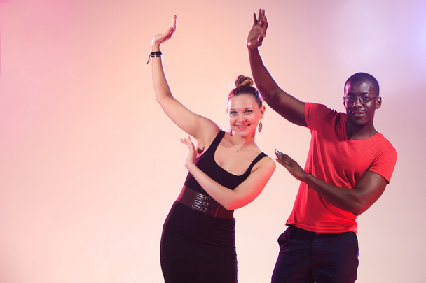 A hűvös fekete fiatalember és a fehér nő táncol - Fotó, kép