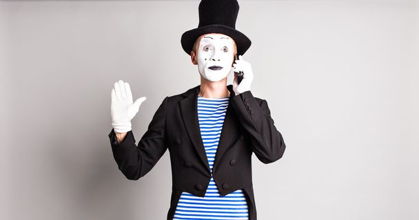 Людина mime говорити на своєму стільниковому телефоні. Концепція квітня день дурнів. - Фото, зображення