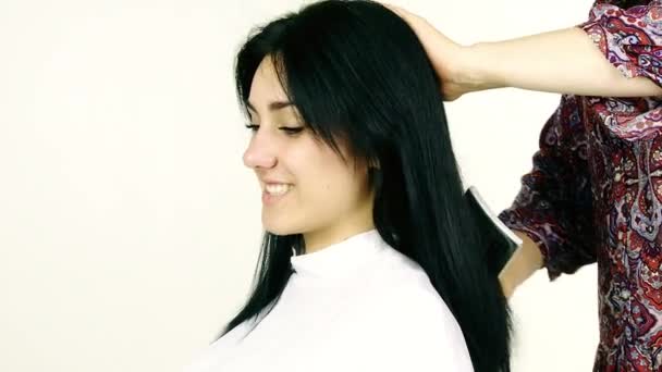 Kobieta w fryzjer dobrze się bawią - Materiał filmowy, wideo