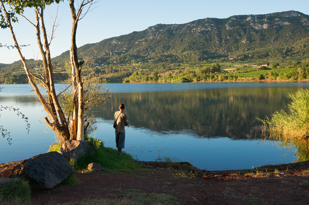 Человек рыбачит у озера Салагу
 - Фото, изображение