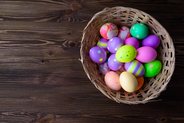 huevos de Pascua sobre fondo de madera - Foto, Imagen