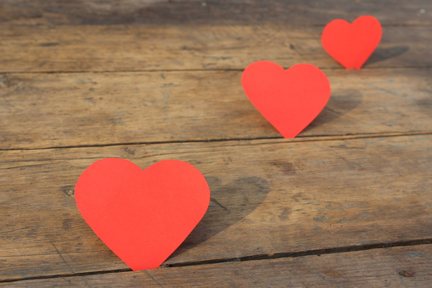 Trzy serca. Trzy serca papier leżący na drewnianej desce - Zdjęcie, obraz